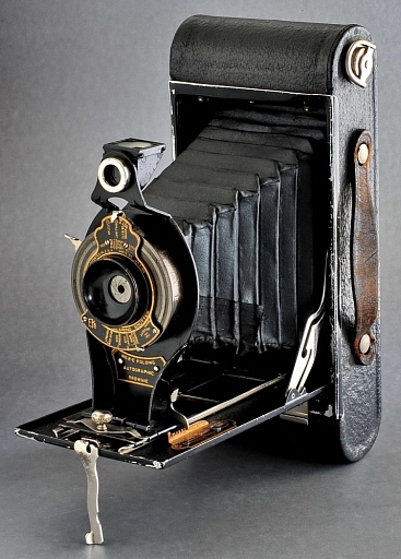 Прикрепленное изображение: Kodak_Brownie_No.2-C_Folding_Autographic.small_file.jpg